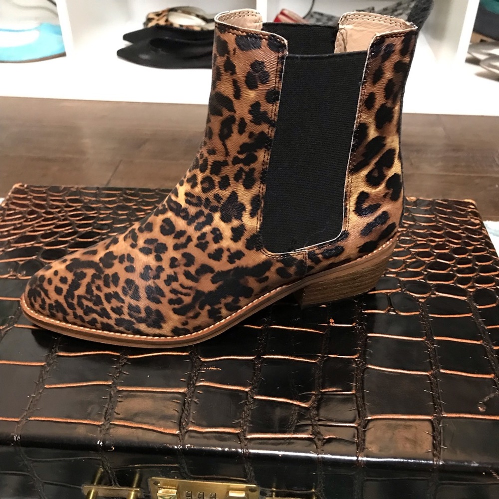 BRAND NEW! LEOPARD CHELSEA BOOTIES!